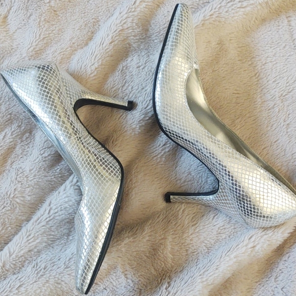 3/$20 Rampage silver pointed heels - Picture 4 of 7
